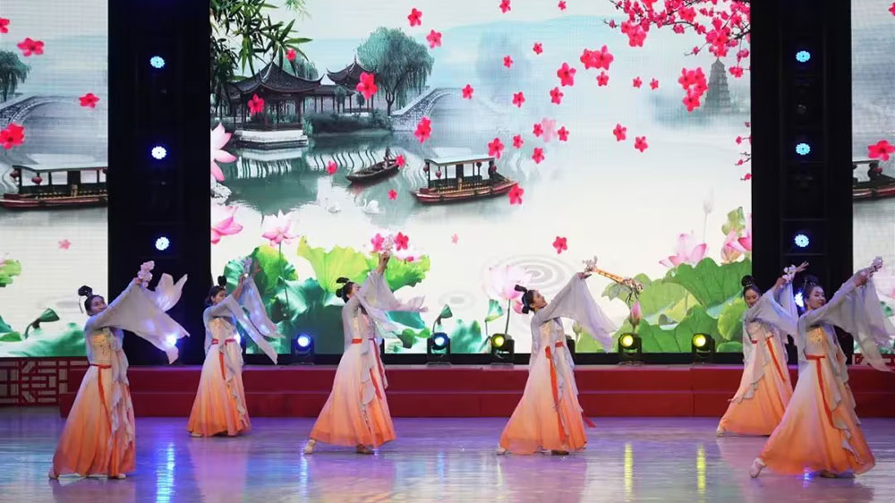 烏什縣2024年春季鄉(xiāng)村文化旅游節(jié)文藝表演.jpg