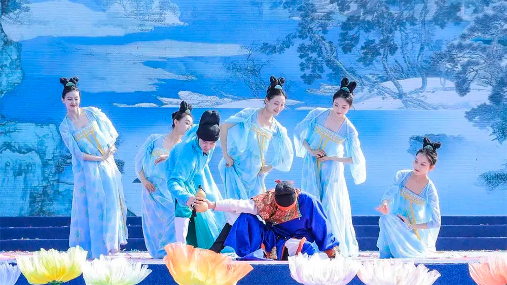 老河口市2024年鄉(xiāng)村文化旅游月文藝匯演現(xiàn)場(chǎng).jpg