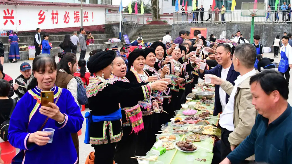 納翁鄉(xiāng)首屆瑤族風(fēng)情文化旅游活動長桌宴.jpg
