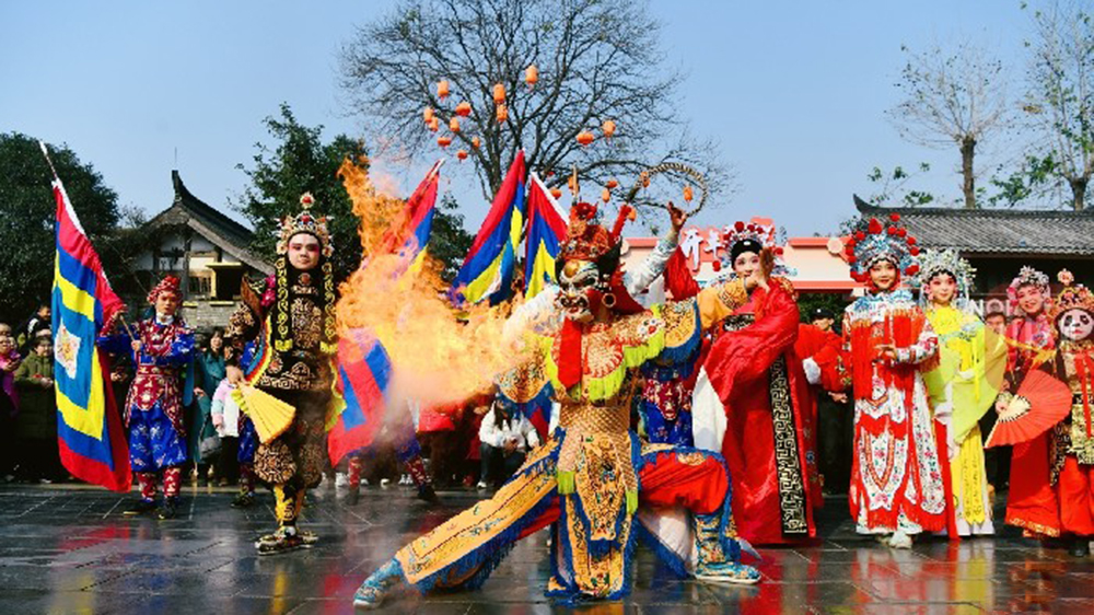 成都寬窄巷子上演的非遺大戲(資料圖).jpg