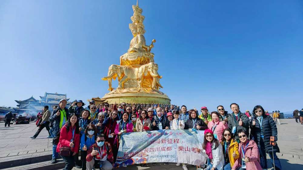 香港新界校長會四川游學(xué)考察團在峨眉山留影.jpg