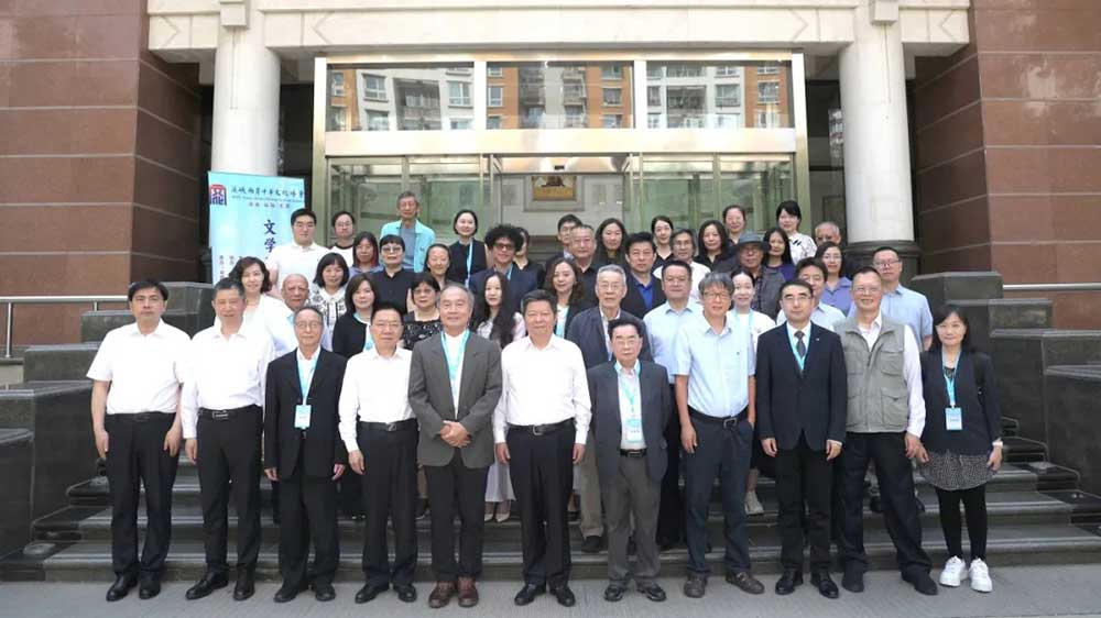 中國(guó)現(xiàn)代文學(xué)館前集體合影.jpg